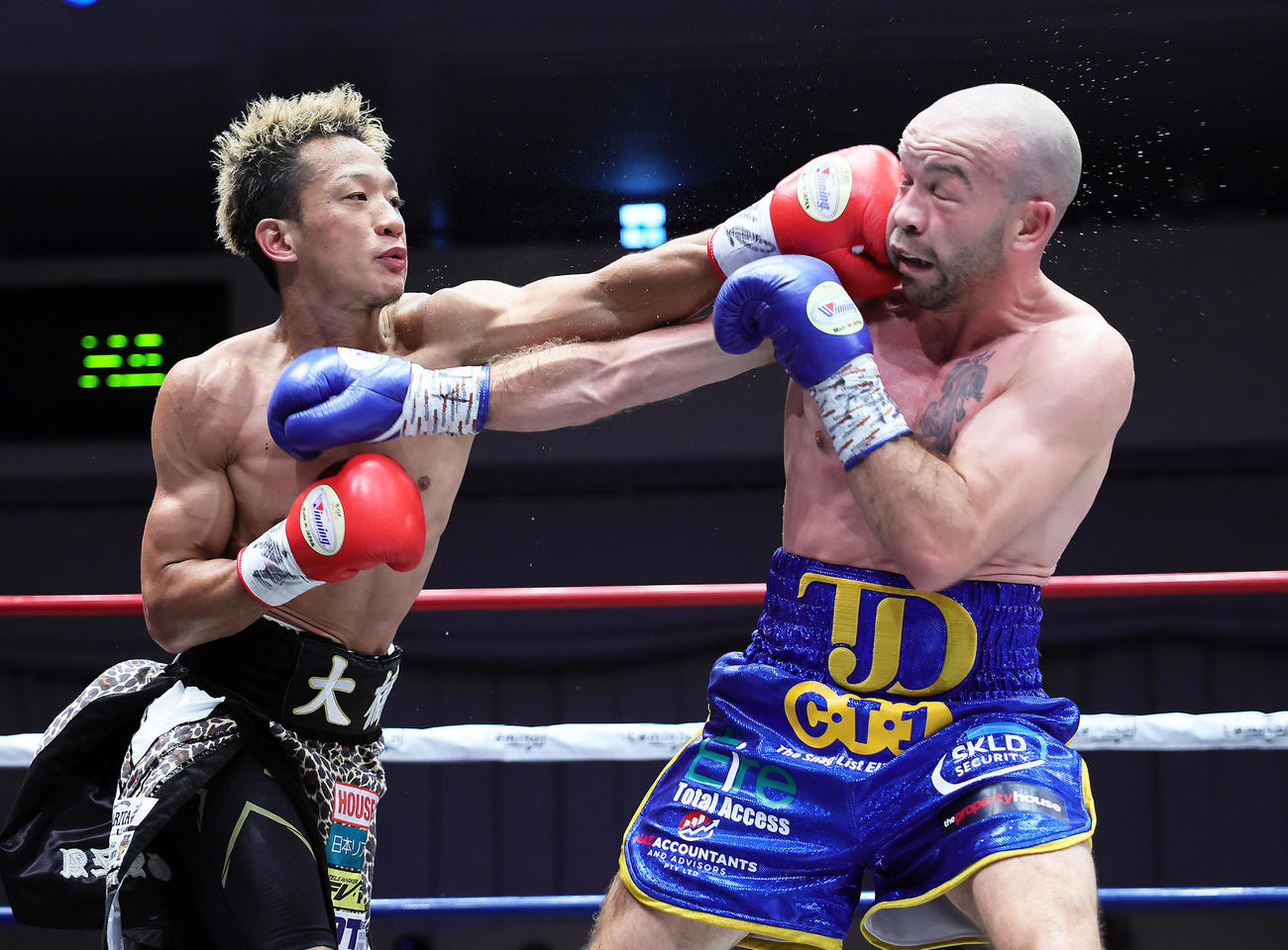 WBOアジアパシフィックスーパーバンタム級タイトルマッチ12回戦　2回、ドヘニー（右）にパンチを見舞う中嶋（撮影・足立雅史）