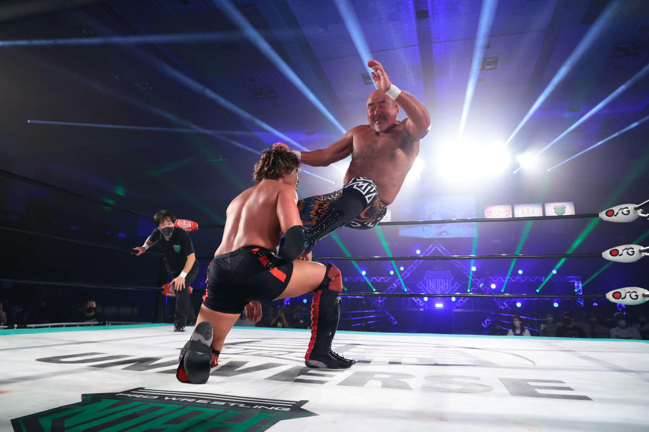 22年9月25日の「PRO－WRESTLING LOVE FOREVER.2～OUT BREAK～」で中嶋にシャイニング・ウィザードを見舞う武藤