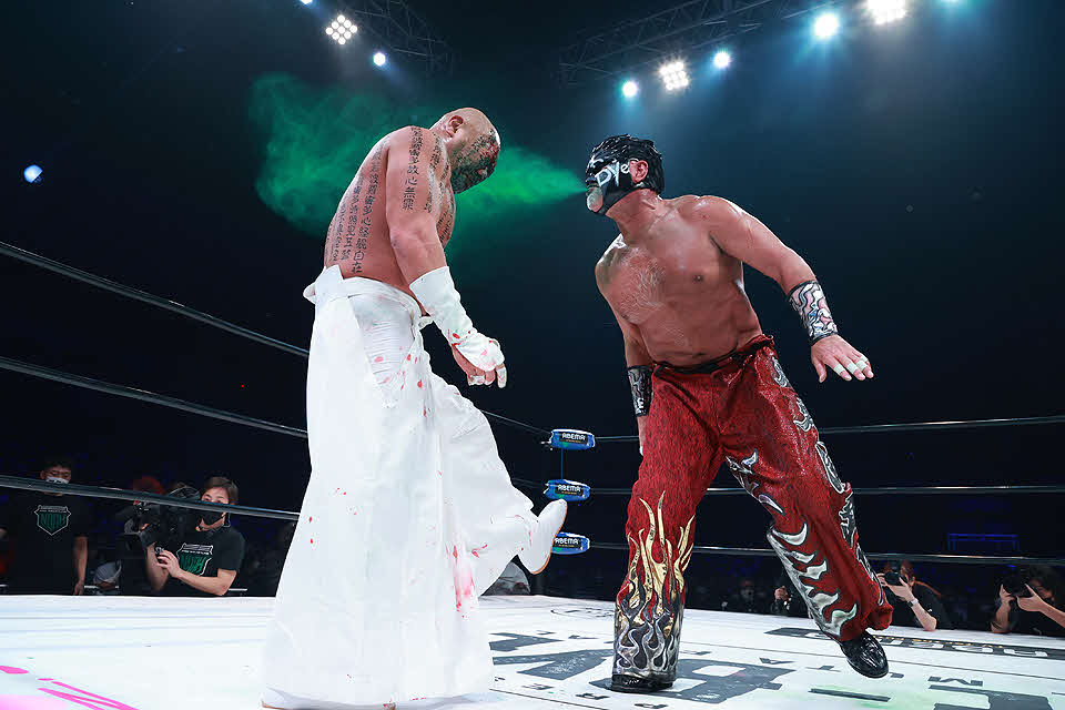 23年1月22日の「End of Nightmare」で白使に毒霧を吐くムタ