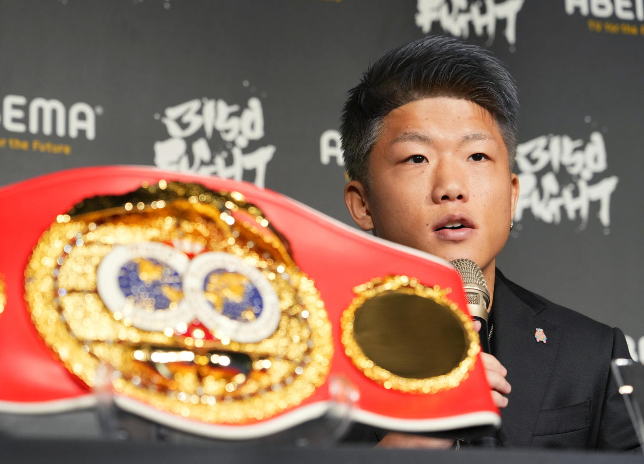 IBF世界ミニマム級王座統一戦に向け、抱負を話す重岡（撮影・菅敏）