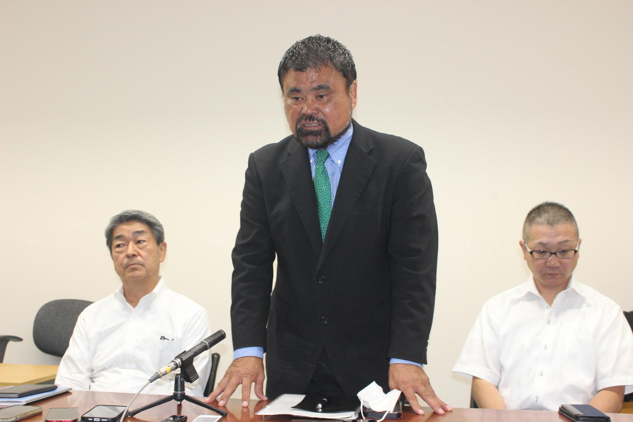 日本ボクシングコミッション（JBC）の実行委員会後に会見で謝罪した平仲BSジム会長の平仲明信氏（中央）。左はJBC萩原実コミッシュナー兼理事長、右は日本プロボクシング協会のセレス小林会長（撮影・首藤正徳）