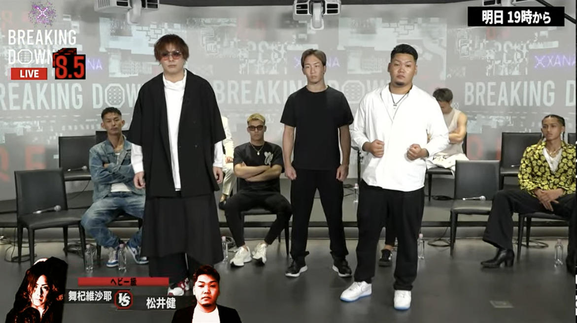 「BreakingDown8．5」の前日会見でポーズをとる舞杞維沙耶（左）と松井健（You Tubeチャンネル公式BreakingDownより）