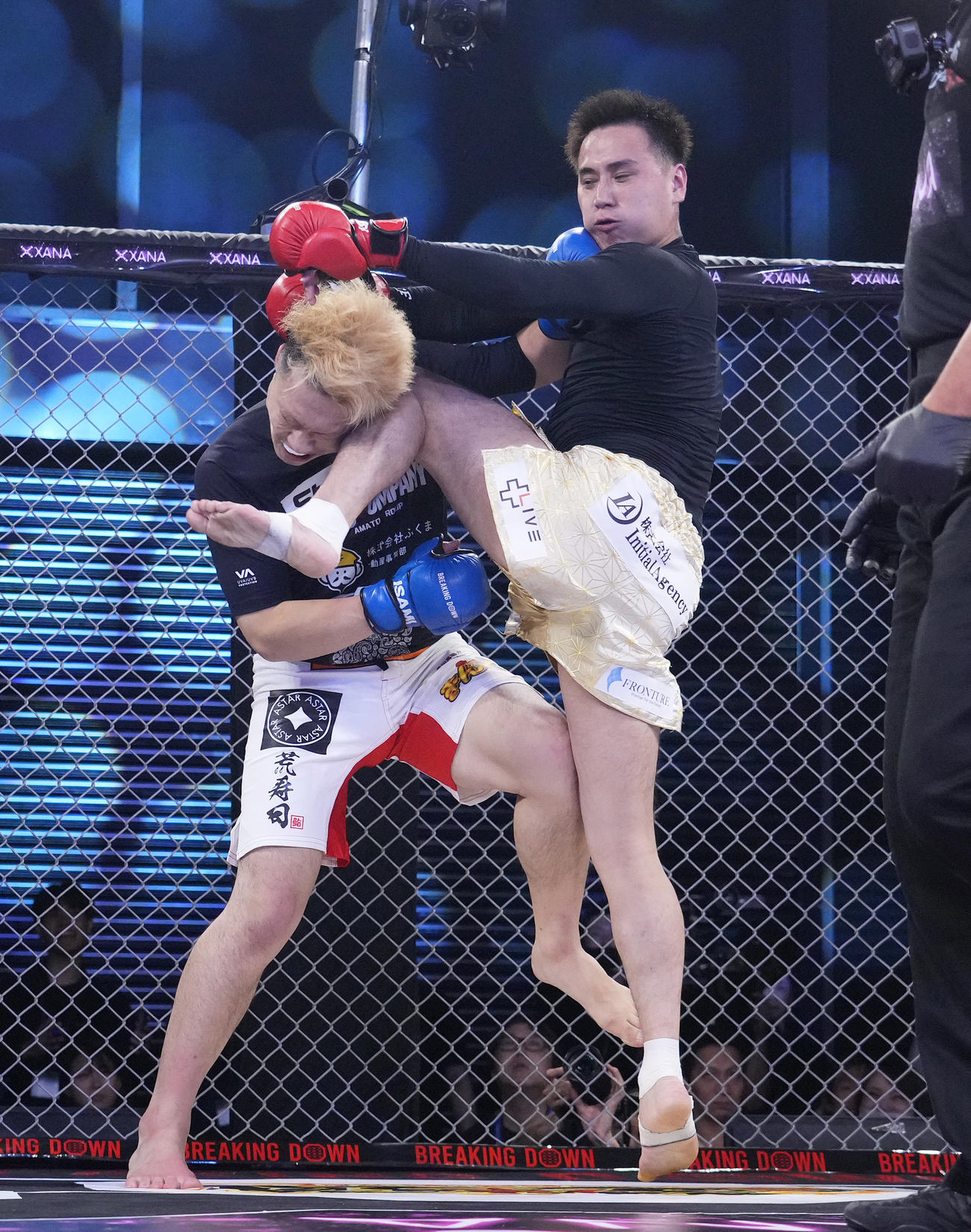 超10人ニキ（左）の頭部にひざ蹴りを見舞うこめお（撮影・菅敏）