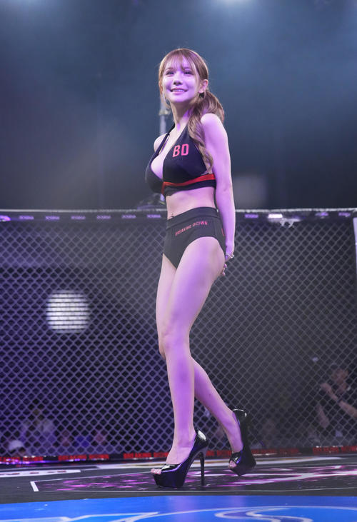 リングを彩るラウンドガール（撮影・菅敏）