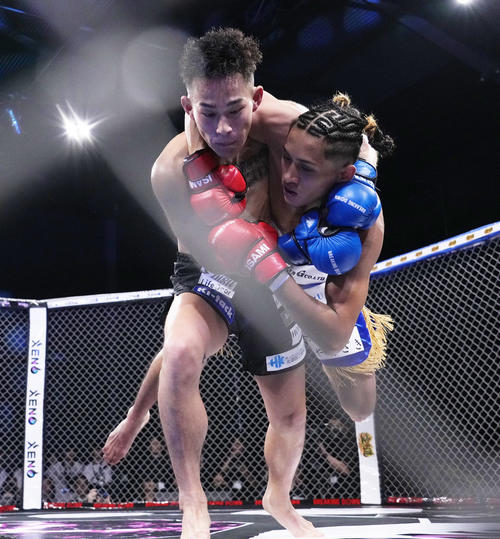 平石（右）を投げるLARGE HIGH（撮影・菅敏）