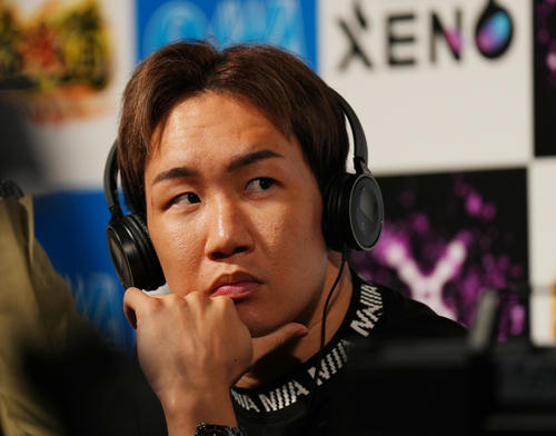 試合を見守る朝倉未来（撮影・菅敏）