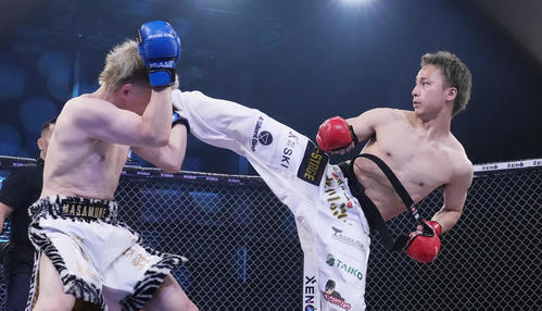 MASAMUNE（左）にハイキックを見舞うダンチメン・あつき（撮影・菅敏）