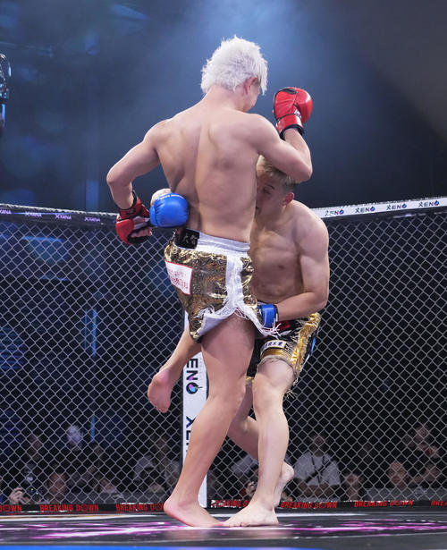 虎之介（右）にKOのひざ蹴りを決める冨沢大智（撮影・菅敏）