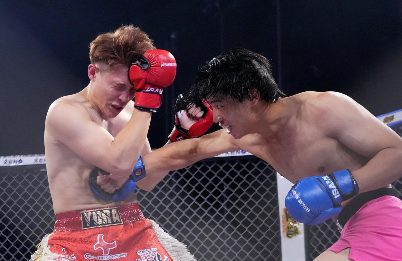 YURA（左）の腹部にパンチを見舞うミスター・ホンデ（撮影・菅敏）