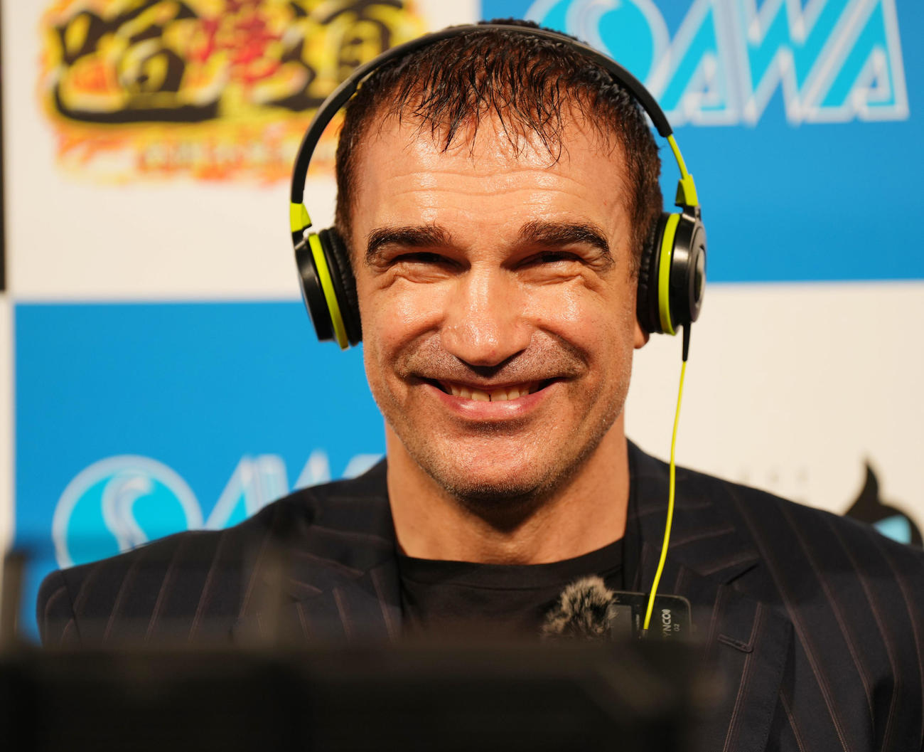 解説席から試合を見守るピーター・アーツ氏（撮影・菅敏）