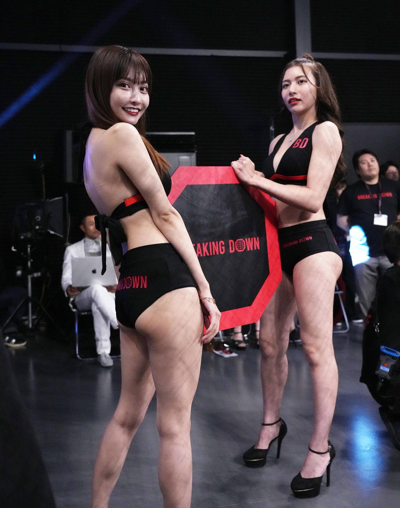 会場を彩るラウンドガール（撮影・菅敏）