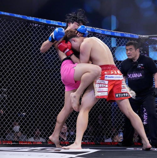 YURA（右）にひざ蹴りをさく裂するミスター・ホンデ（撮影・菅敏）