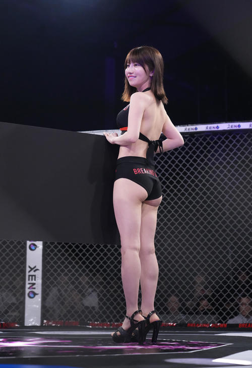 リングを彩るラウンドガール（撮影・菅敏）
