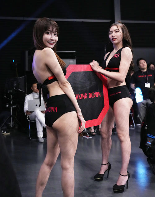 会場を彩るラウンドガール（撮影・菅敏）