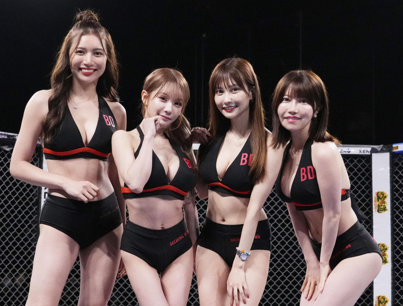 リングを彩るラウンドガールのさゆり、平瀬あいり、花咲れあ、ゆでたまご（撮影・菅敏）
