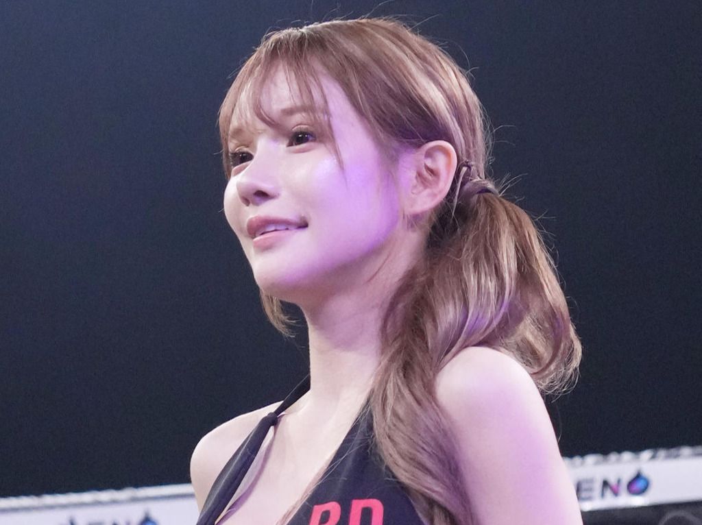 リングを彩るラウンドガール（撮影・菅敏）