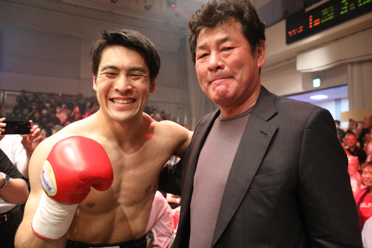 父・赤井英和（右）に勝利を報告する赤井英五郎（撮影・中島郁夫）
