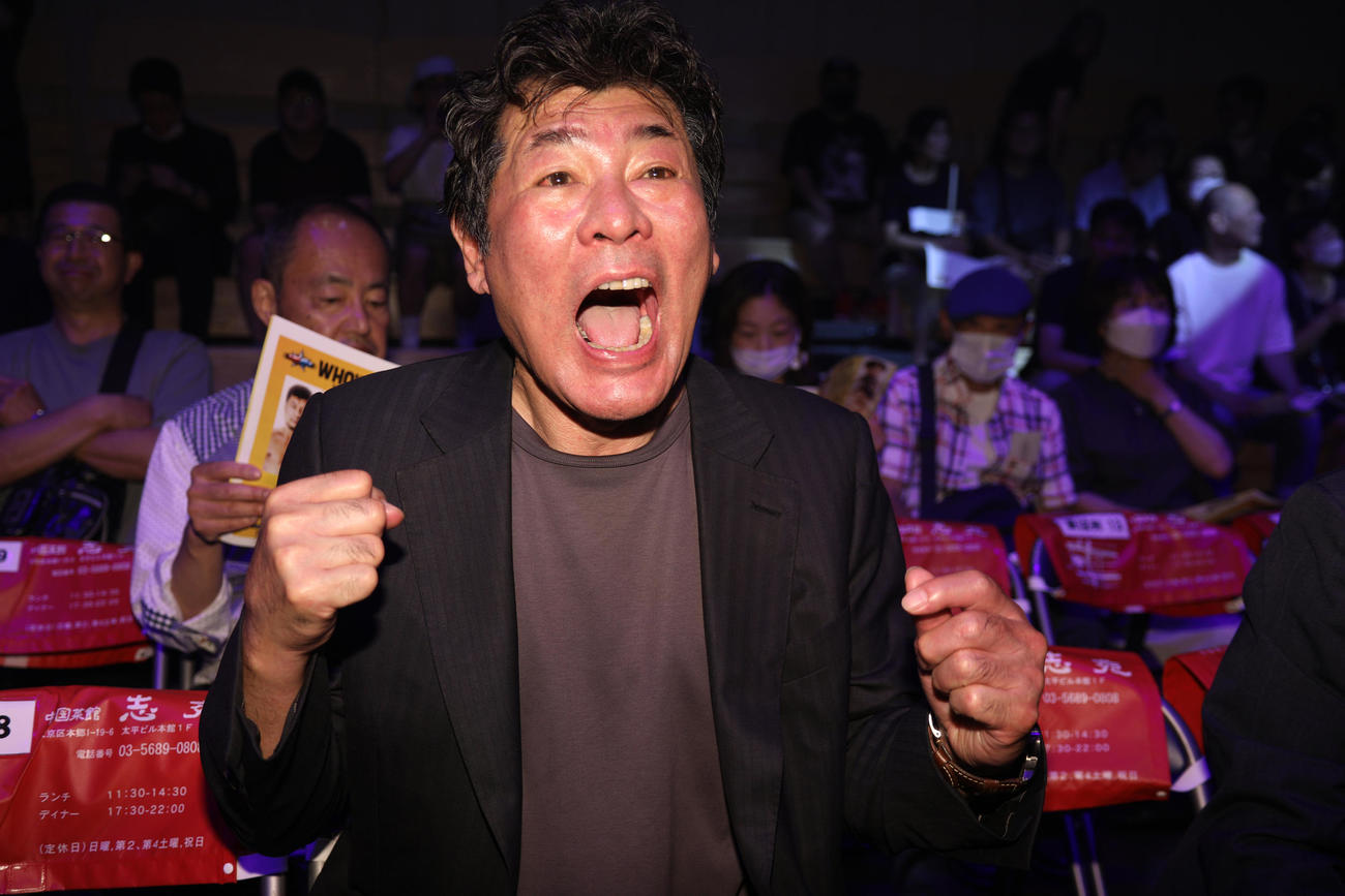 リングサイドで声援を送る赤井英和（撮影・中島郁夫）