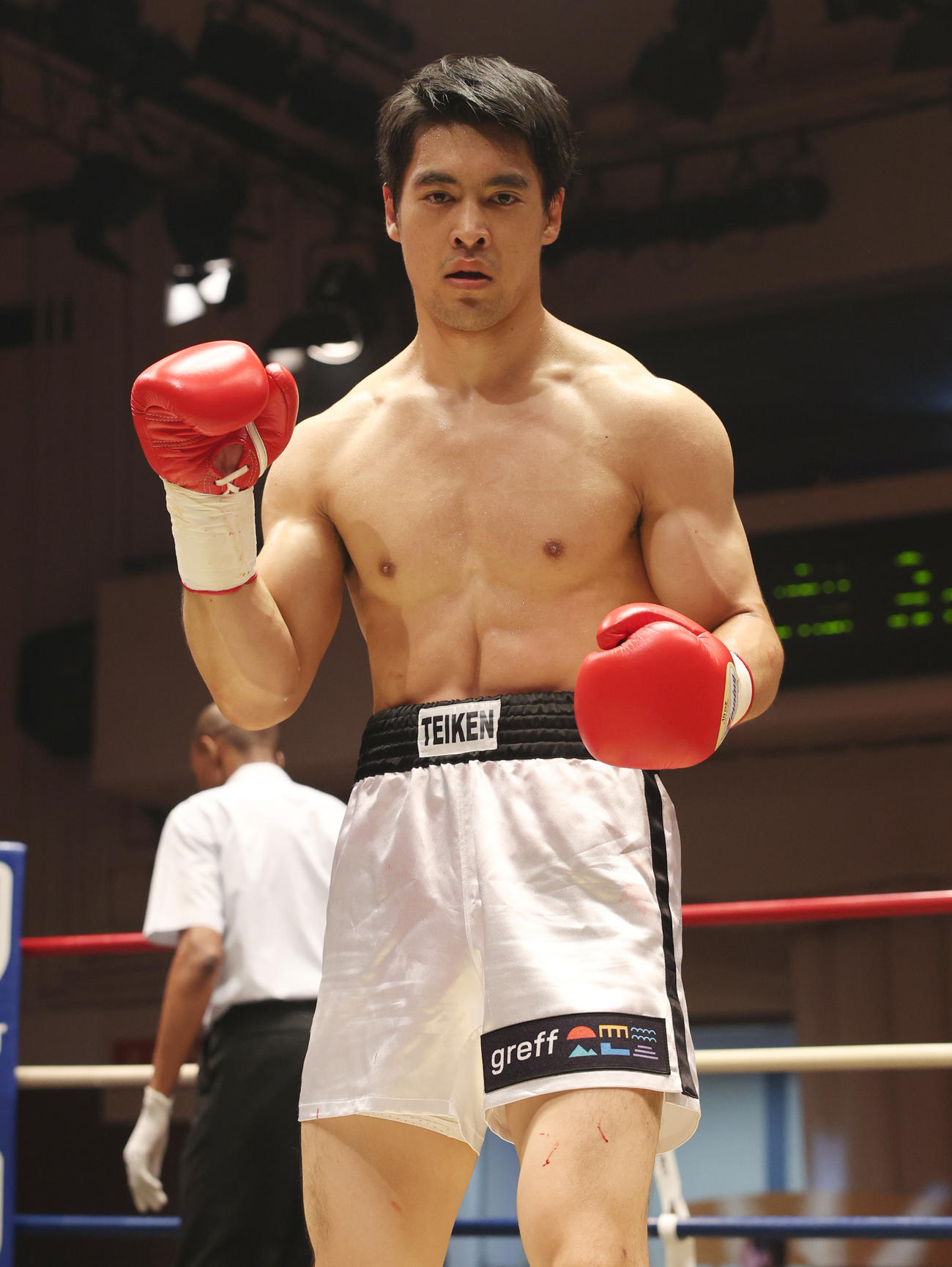 鈴木にTKO勝利した赤井（撮影・中島郁夫）