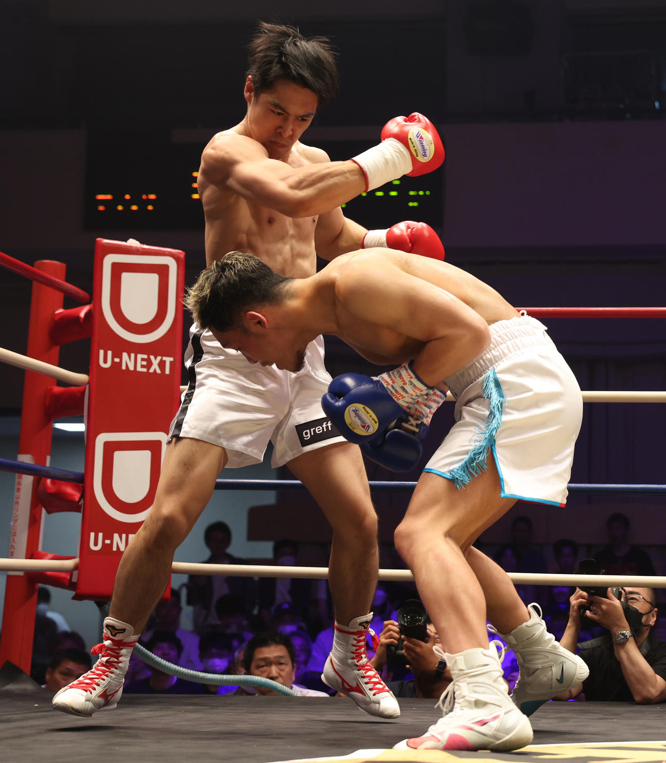鈴木（右）に右フックを浴びせる赤井（撮影・中島郁夫）
