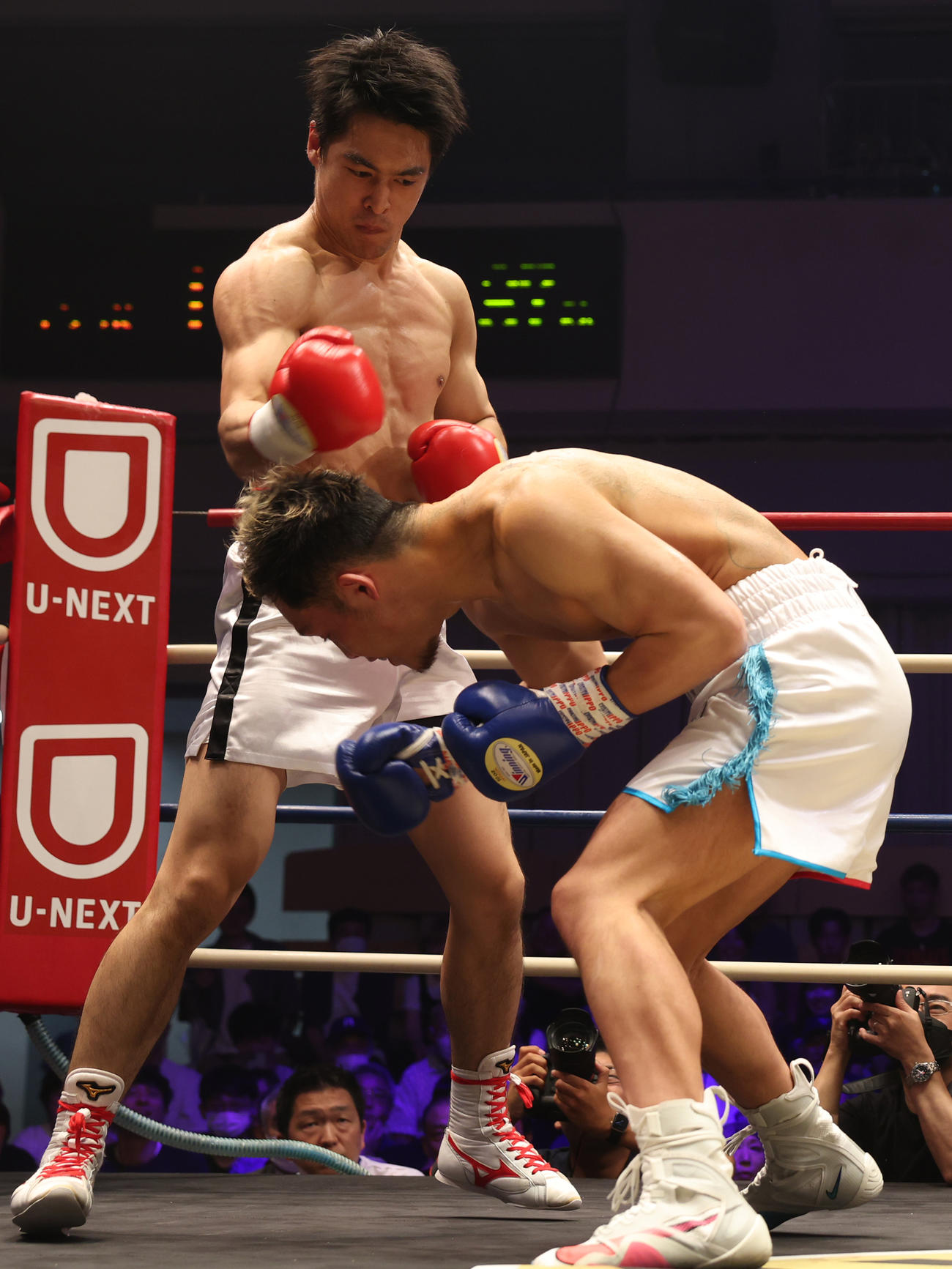 鈴木（右）に右フックを浴びせる赤井（撮影・中島郁夫）