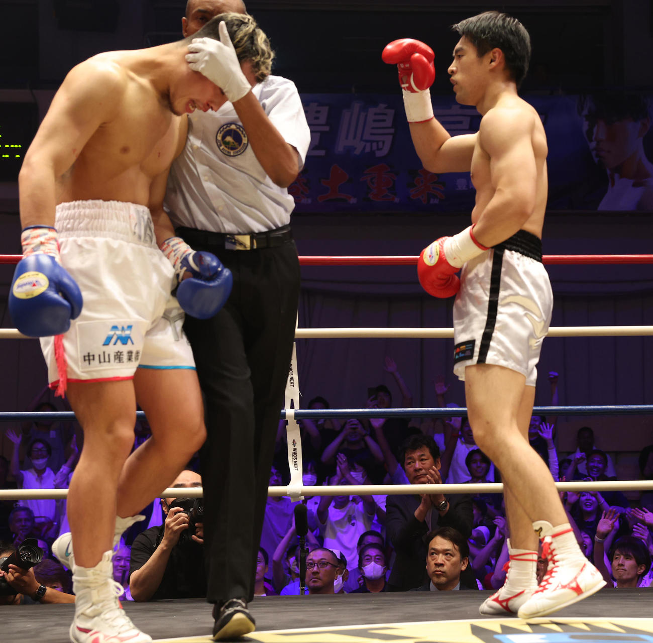 鈴木（左）にTKO勝利した赤井英五郎。客席には立ち上がり喜ぶ父・赤井英和の姿が見えた（撮影・中島郁夫）