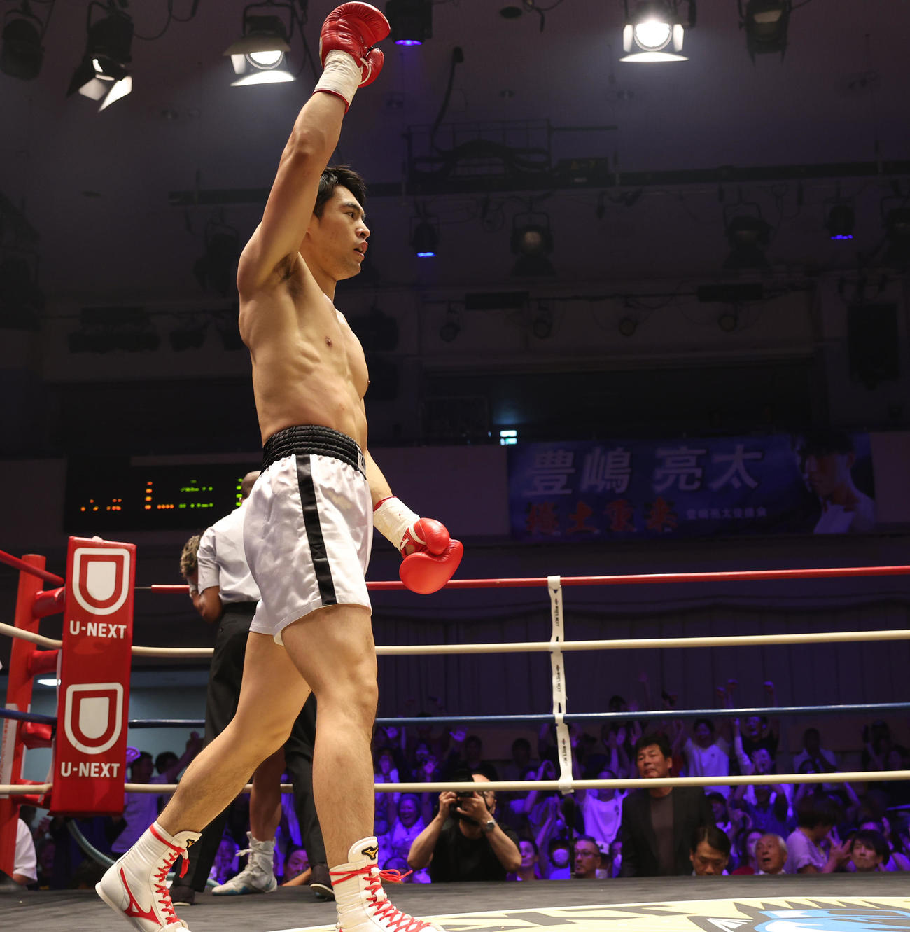 鈴木にTKO勝利しガッツポーズする赤井英五郎。客席には立ち上がり喜ぶ父・赤井英和の姿が見えた（撮影・中島郁夫）