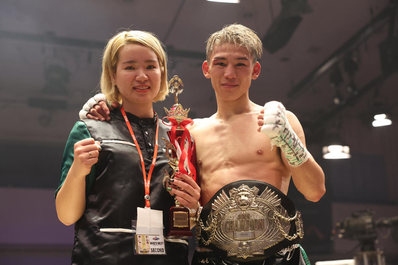 日本フライ級新王者に輝き婚約者の山下真成美さん（左）とガッツポーズする飯村（撮影・中島郁夫）