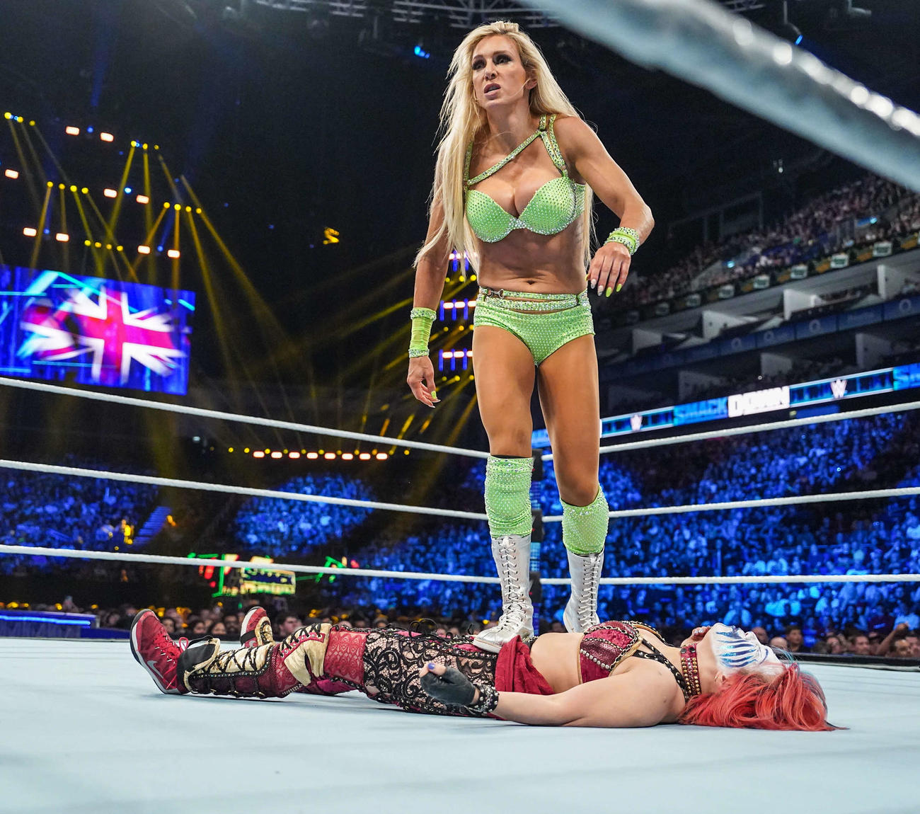 シャーロット・フレアー（上）に踏み付けられたWWE女子王者アスカ（C）2023 WWE, Inc. All Rights Reserved.