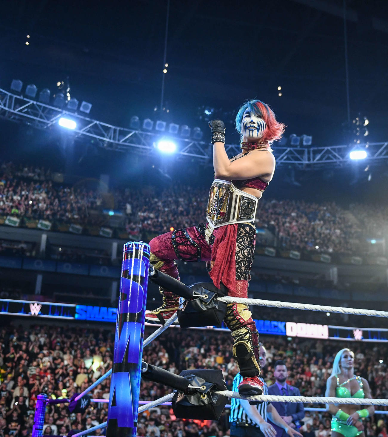 コーナートップに上がり、WWE女子王座ベルトを巻いた姿を観客にみせる王者アスカ（C）2023 WWE, Inc. All Rights Reserved.