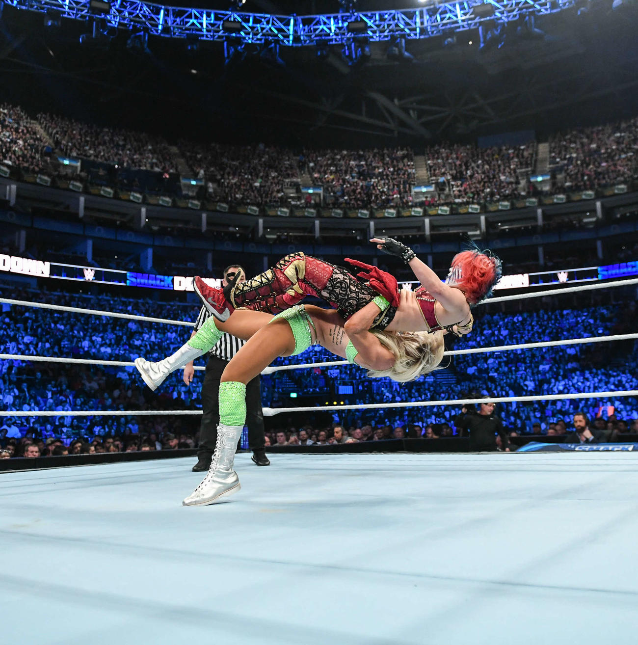 シャーロット・フレアーにジャーマンで投げられるWWE女子王者アスカ（C）2023 WWE, Inc. All Rights Reserved.