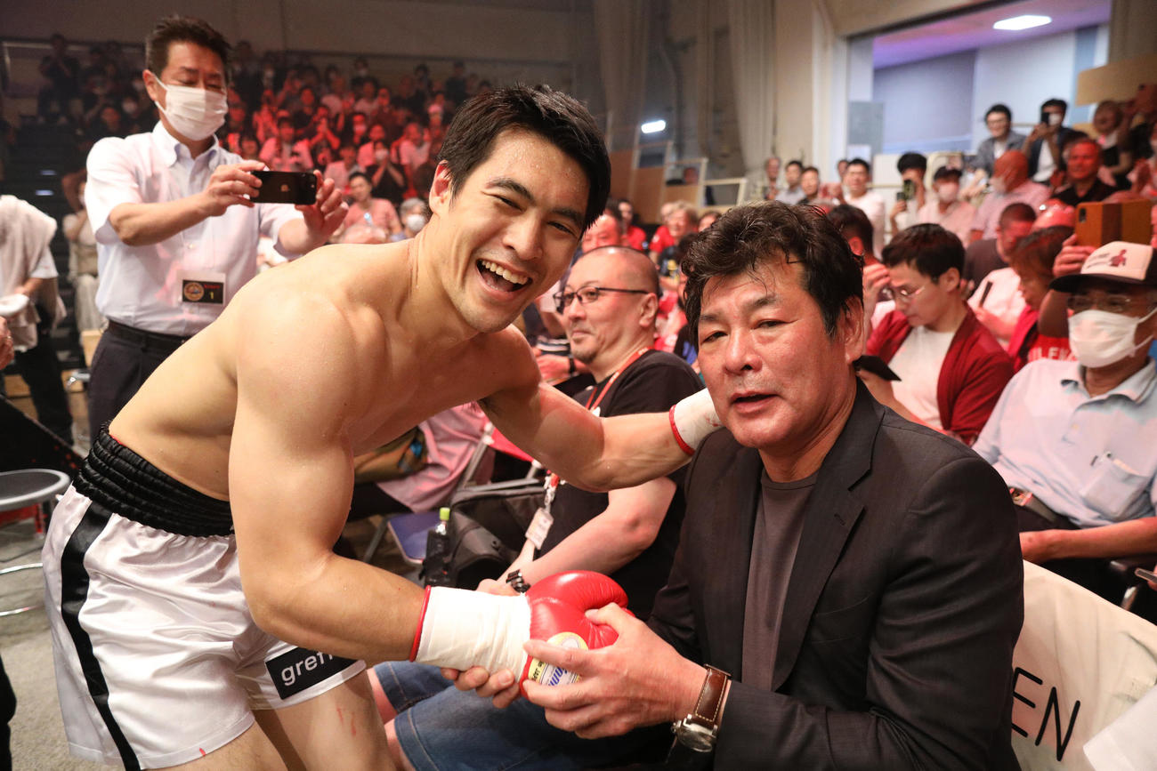 父赤井英和（右）に勝利を報告する赤井英五郎（撮影・中島郁夫）