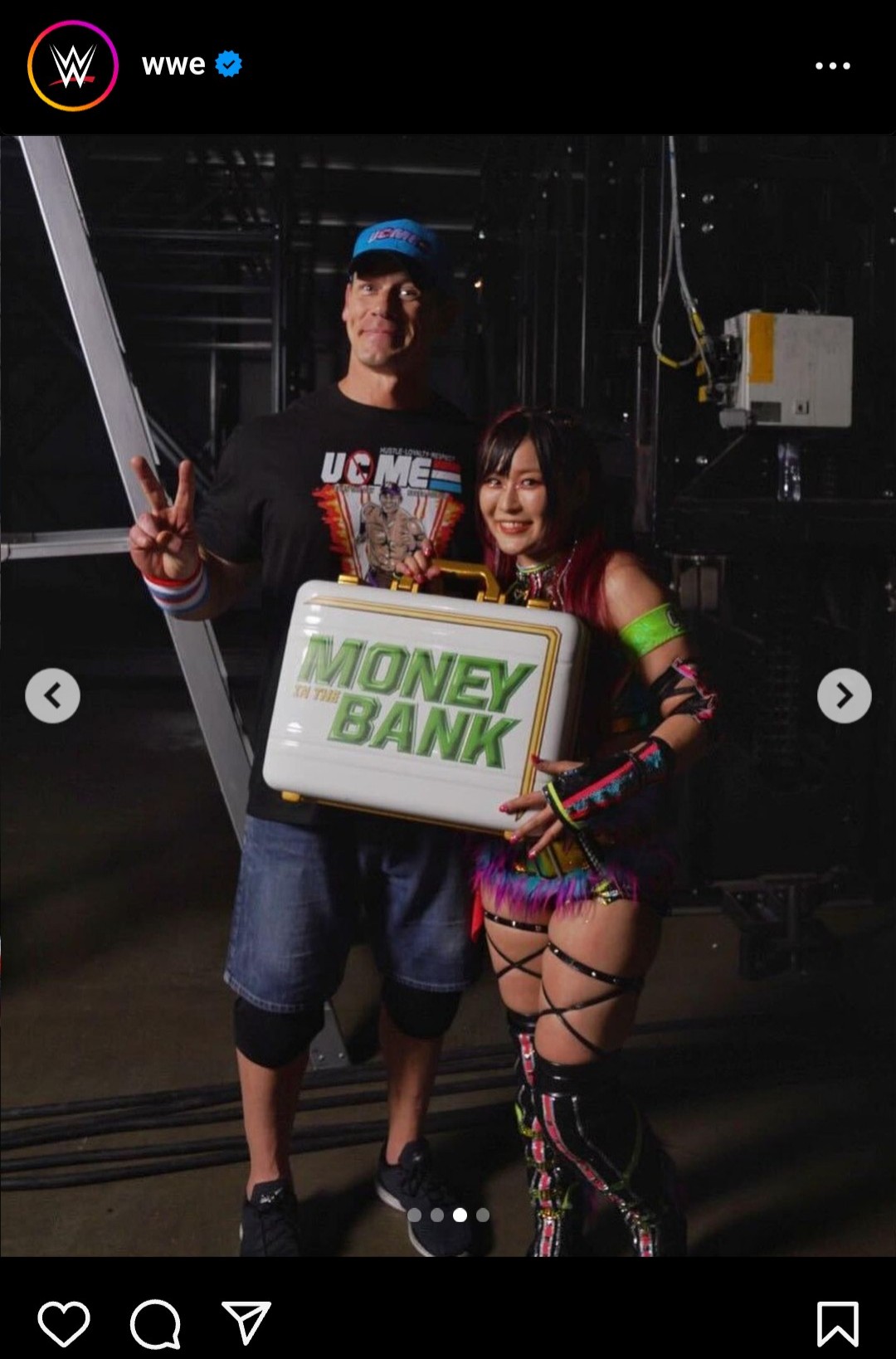 ジョン・シナ（左）にMITB女子ラダー戦勝利の祝福を受けるイヨ・スカイ（WWE公式インスタグラムから）