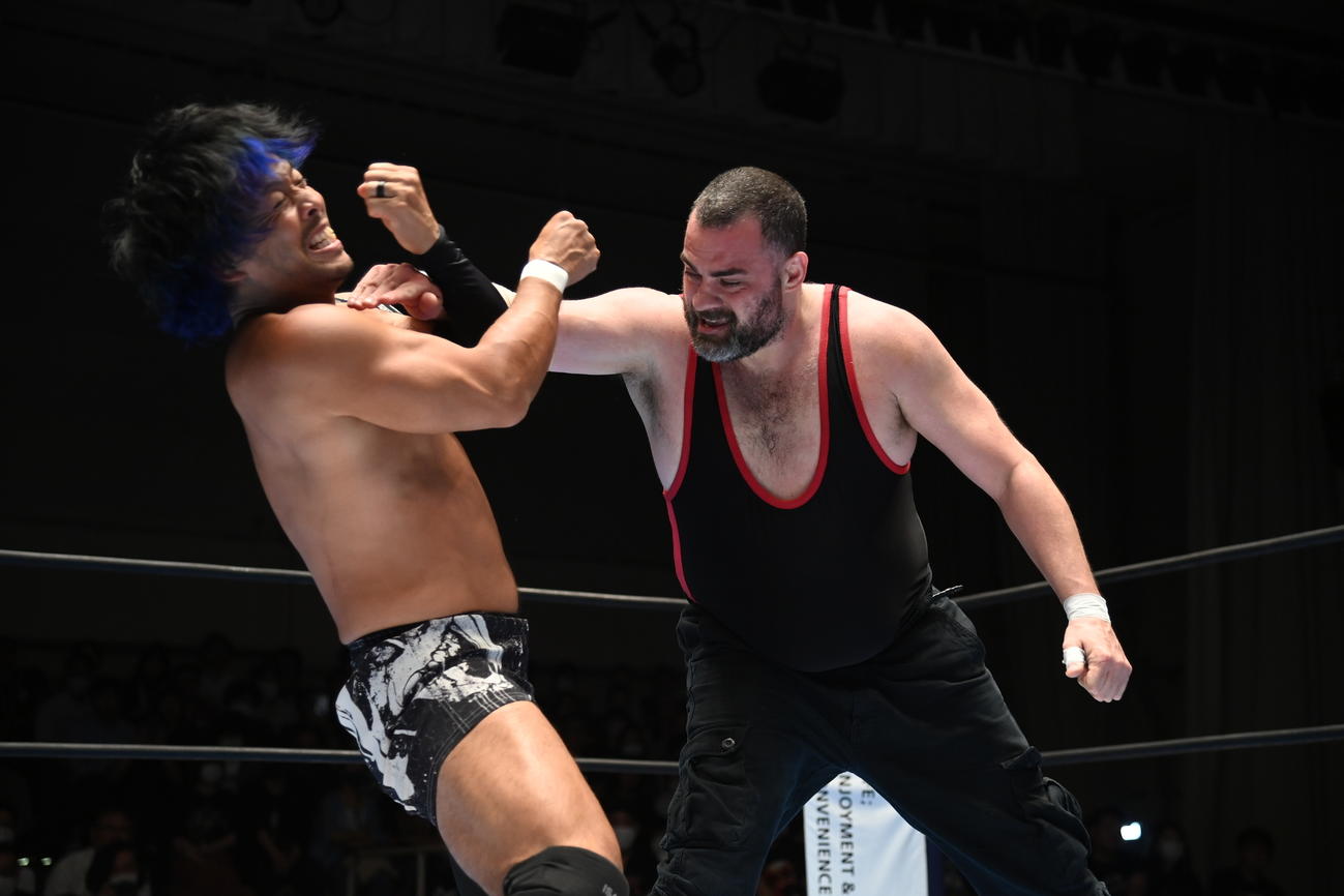 KENTAへチョップをかますエディ・キングストン（新日本プロレス提供）