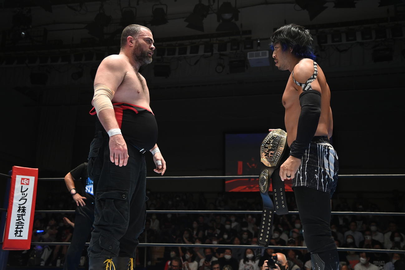 向かい合うエディ・キングストンとKENTA（新日本プロレス提供）