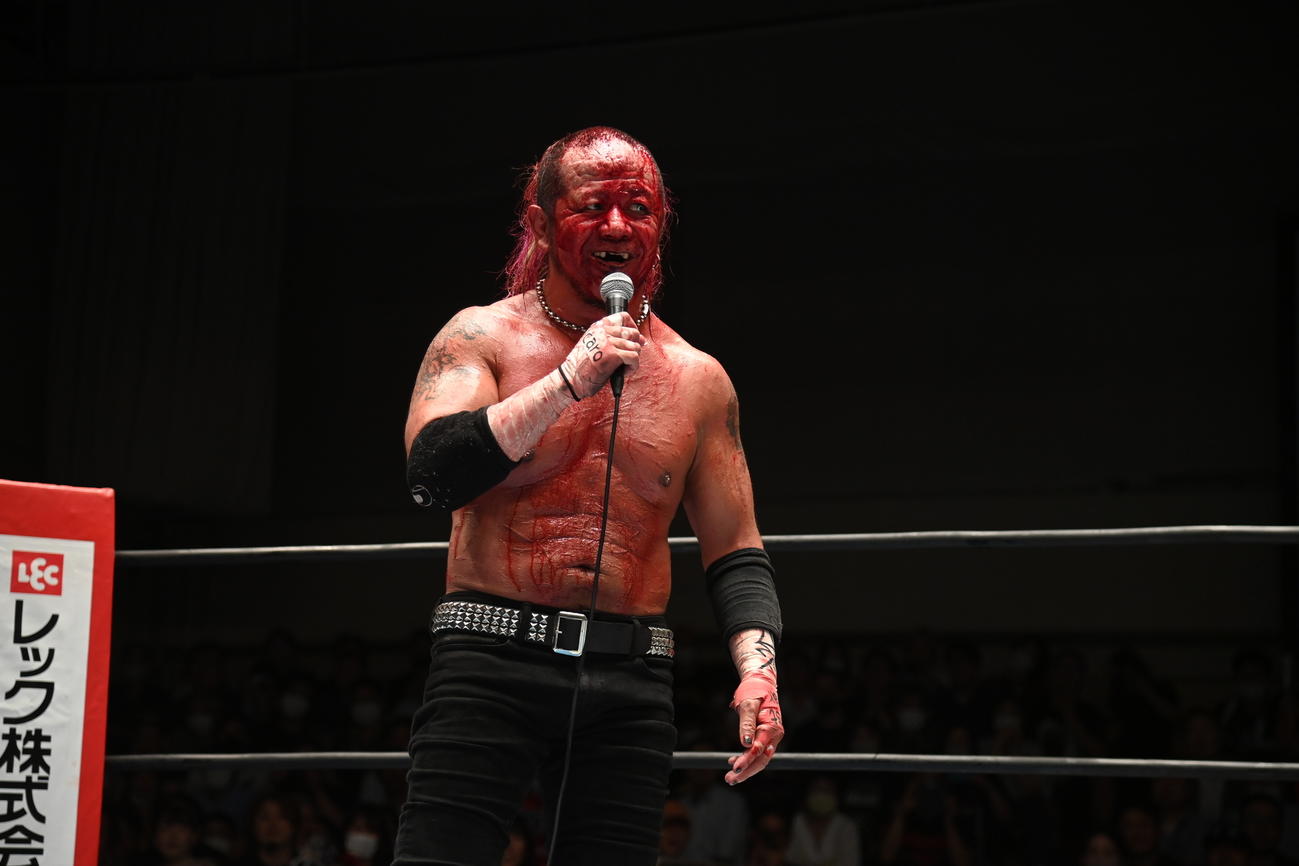 流血しながらマイクを手にする葛西純（新日本プロレス提供）