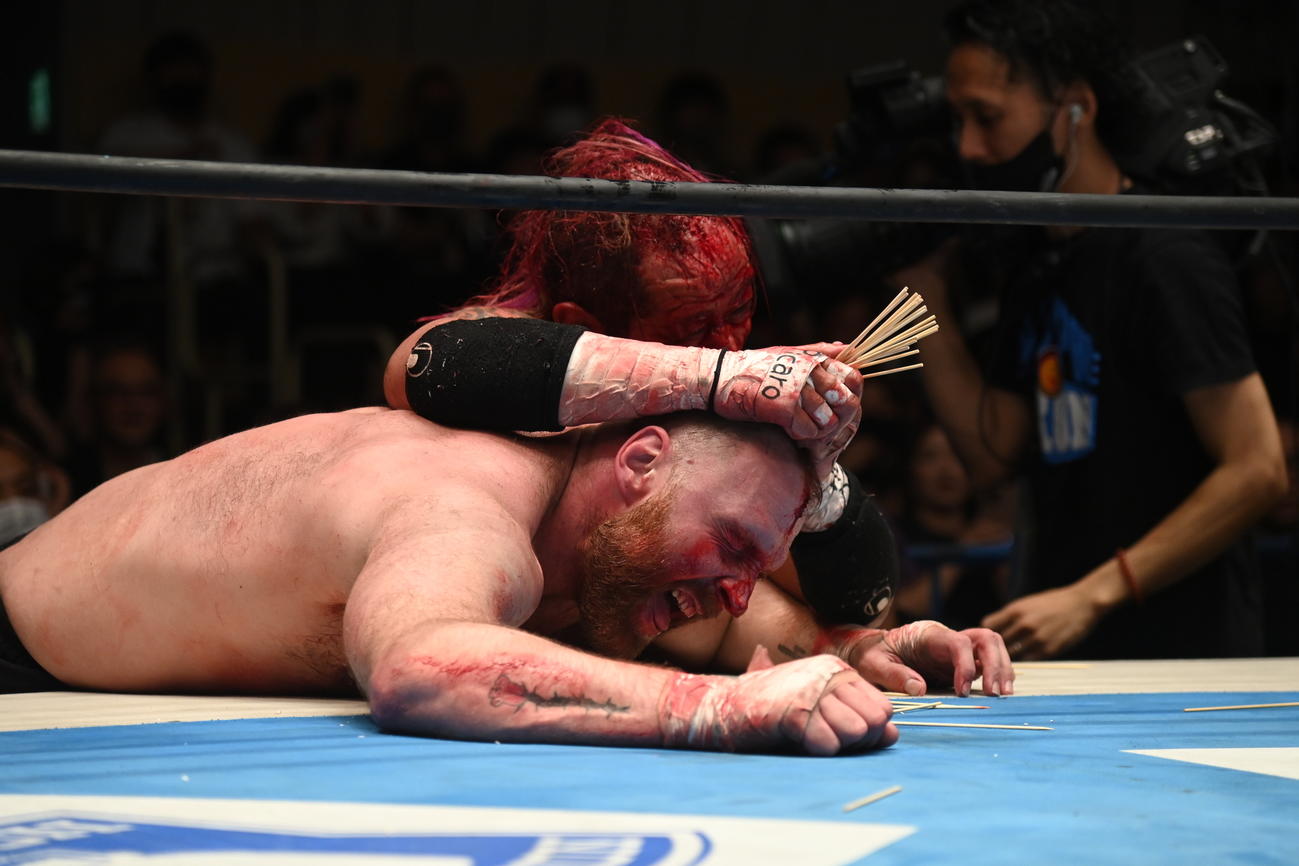 ジョン・モクスリーに竹串をぶっさす葛西純（新日本プロレス提供）