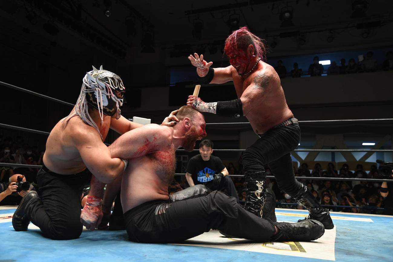 ジョン・モクスリーに竹串をぶっさすエル・デスペラード（左）＆葛西純（新日本プロレス提供）