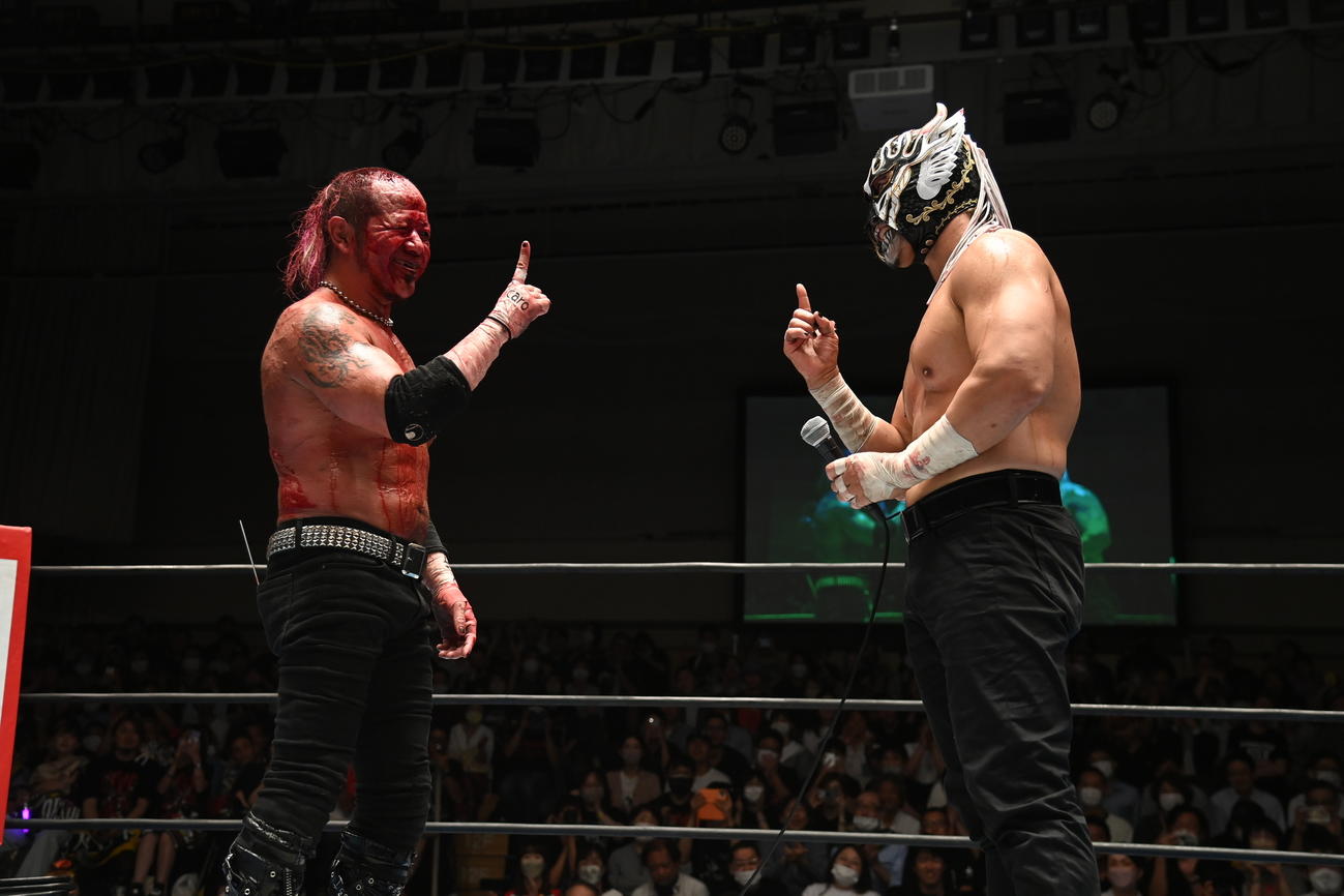 葛西純から再共闘を持ちかけられ、快諾するエル・デスペラード（右）（新日本プロレス提供）
