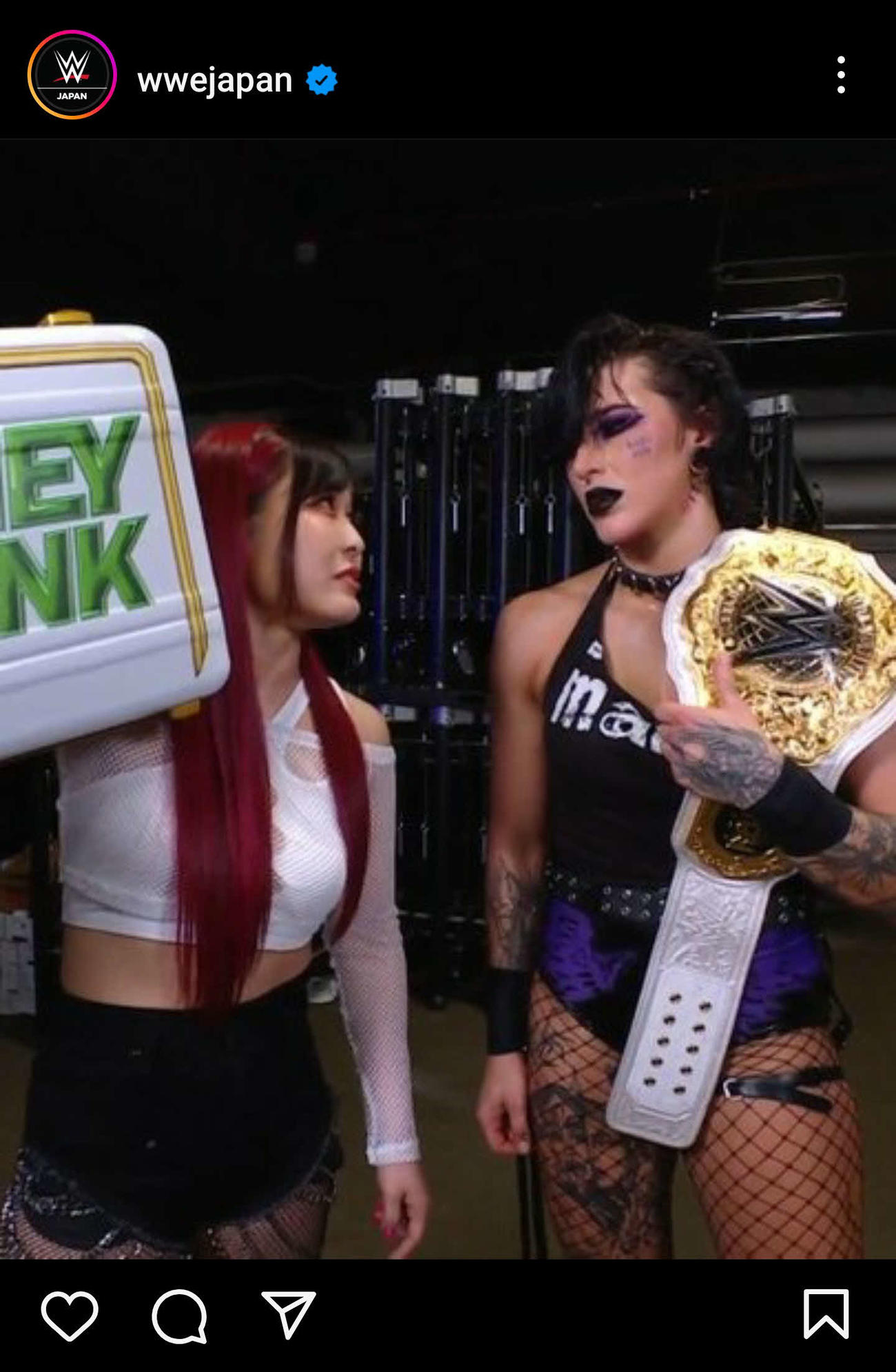 WWE女子世界王者リア・リプリー（右）に王座挑戦権証入りブリーフケースをみせつけるイヨ・スカイ（WWEジャパン公式インスタグラムから）