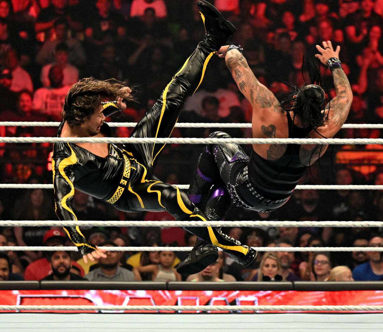 ダミアン・プリースト（右）にライダーキックを成功させる中邑真輔(C)2023 WWE, Inc. All Rights Reserved.