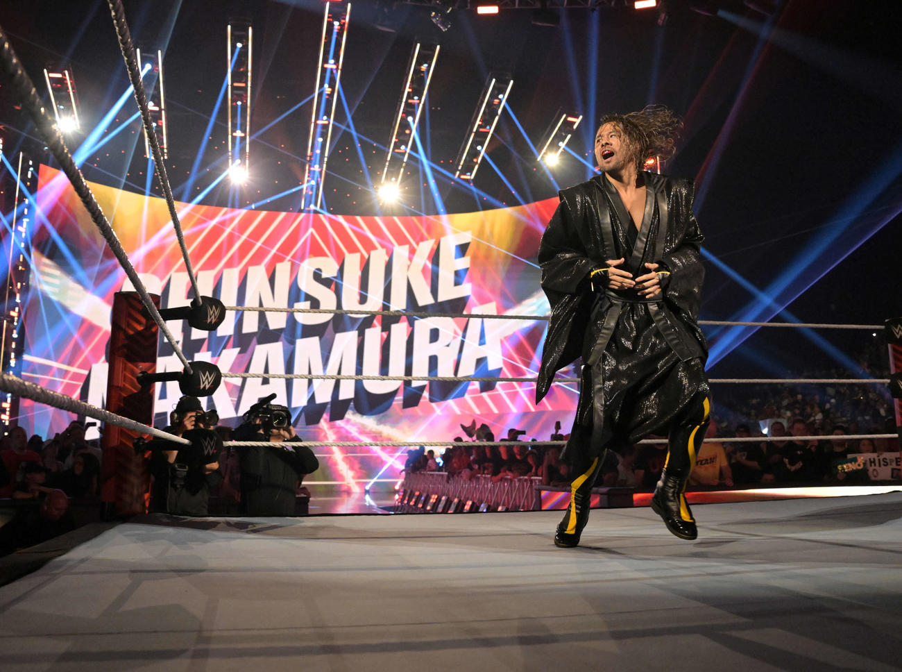 さっそうとリングインした「キング・オブ・ストロングスタイル」中邑真輔(C)2023 WWE, Inc. All Rights Reserved.