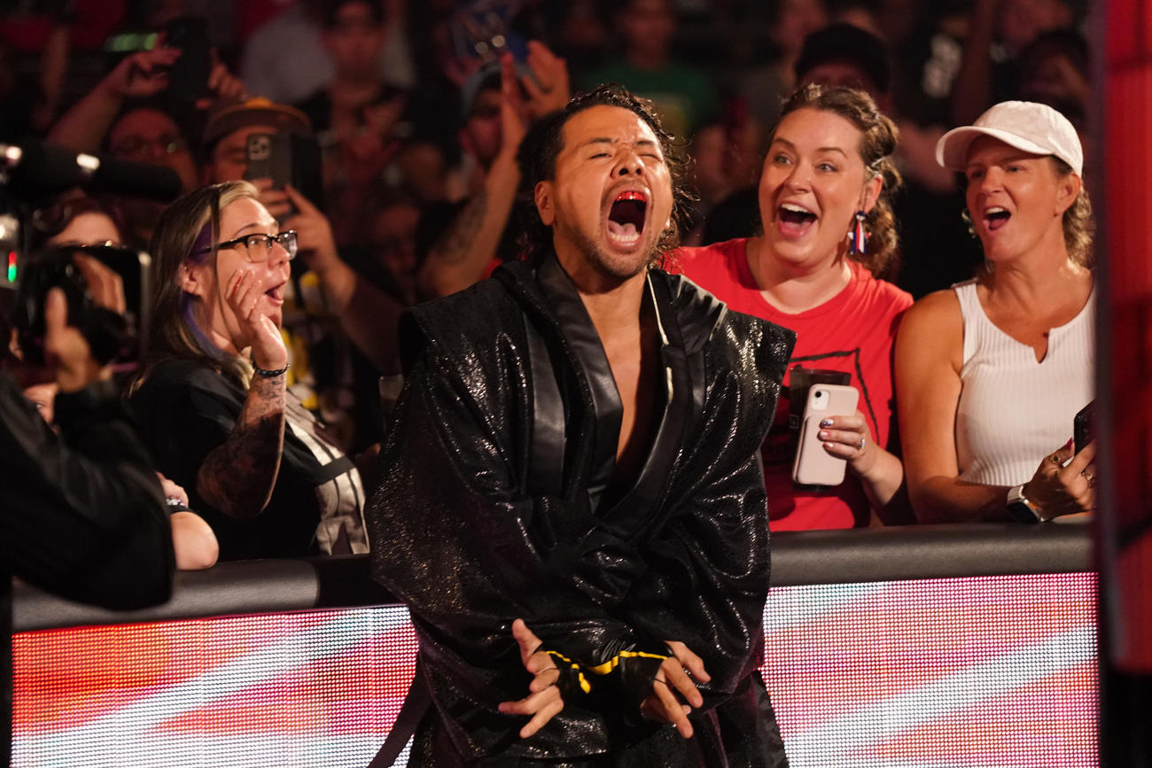 リングイン前、観客の近くでたぎりながら気合を入れ直す中邑真輔（中央）(C)2023 WWE, Inc. All Rights Reserved.