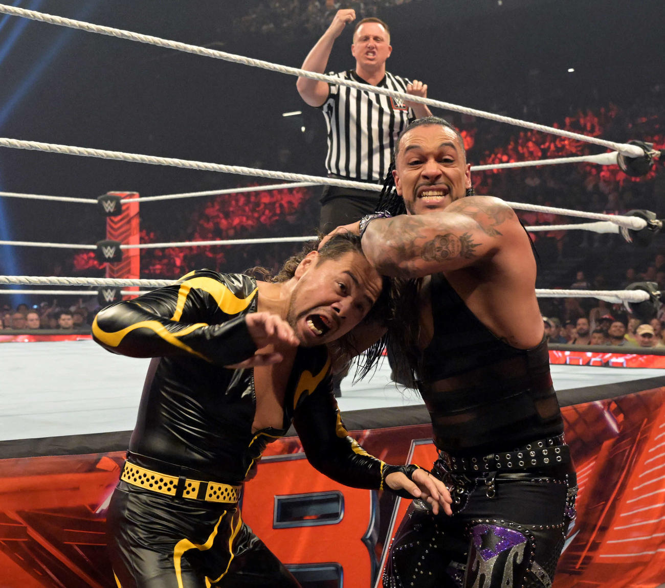 ダミアン・プリースト（右）と激しい場外戦を展開する中邑真輔(C)2023 WWE, Inc. All Rights Reserved.