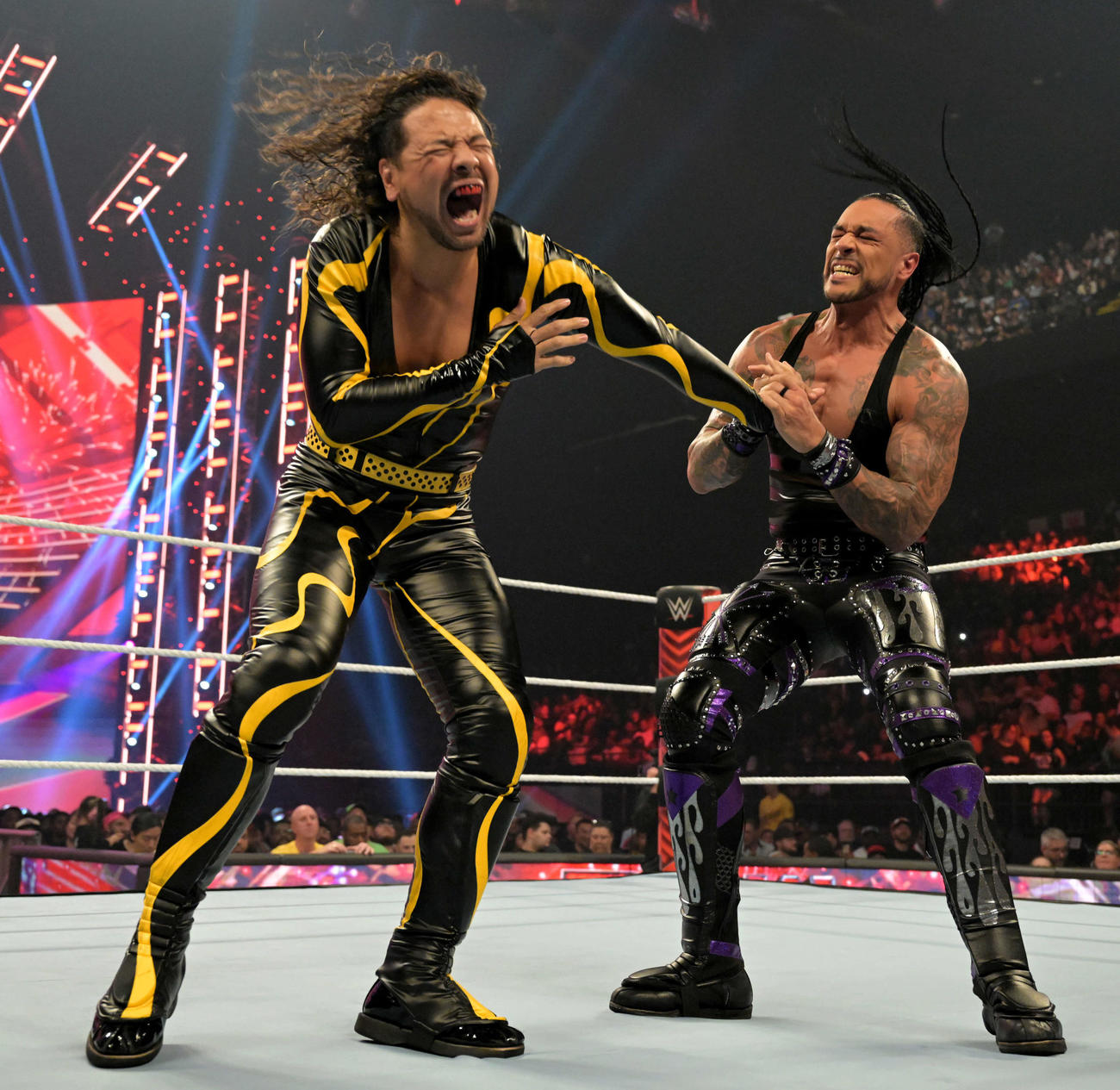 序盤の攻防でダミアン・プリースト（右）の関節技に顔をゆがめる中邑真輔(C)2023 WWE, Inc. All Rights Reserved.