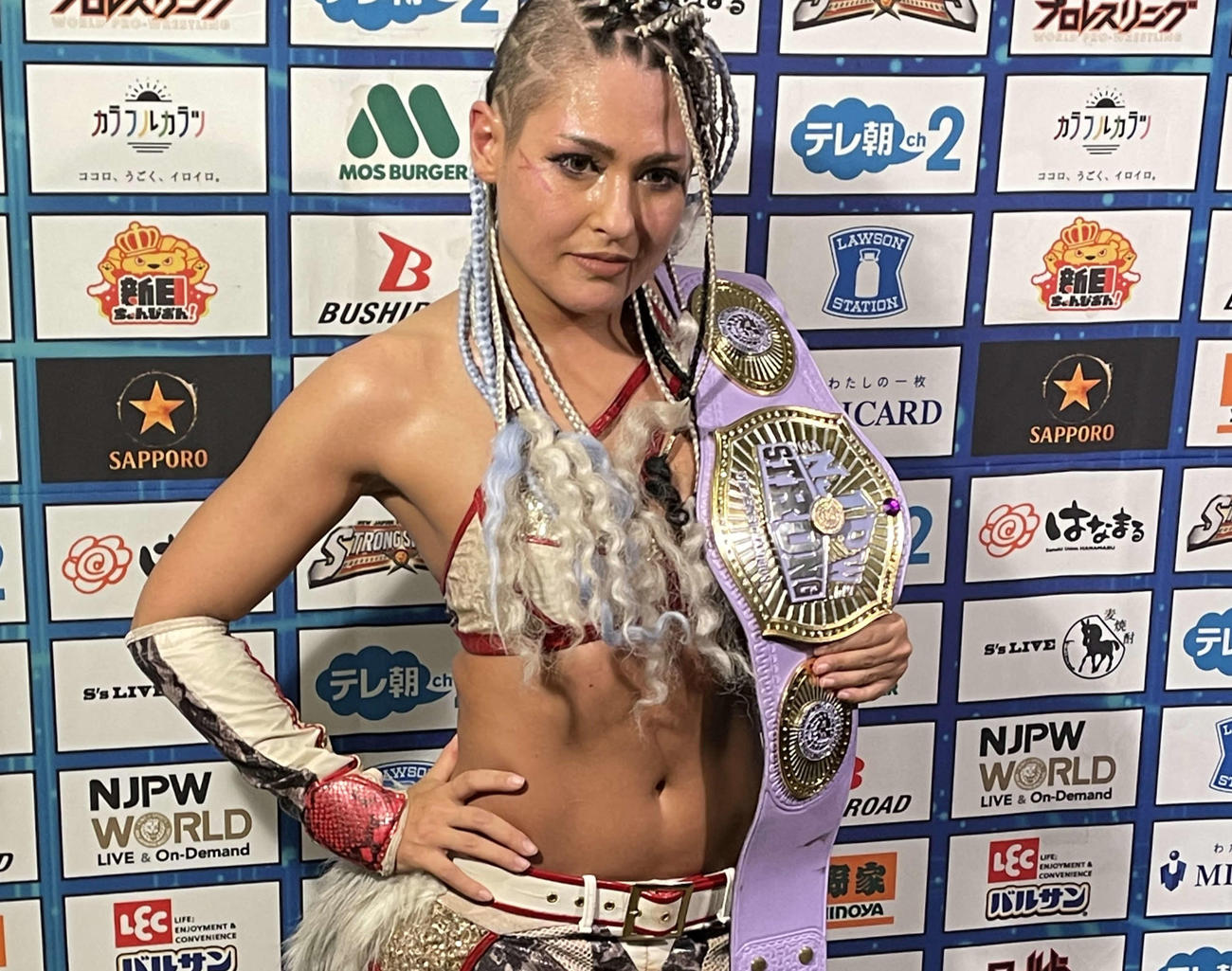 ウィロー・ナイチンゲールが持っていたSTRONG女子王座の2代目王者に輝いたジュリア