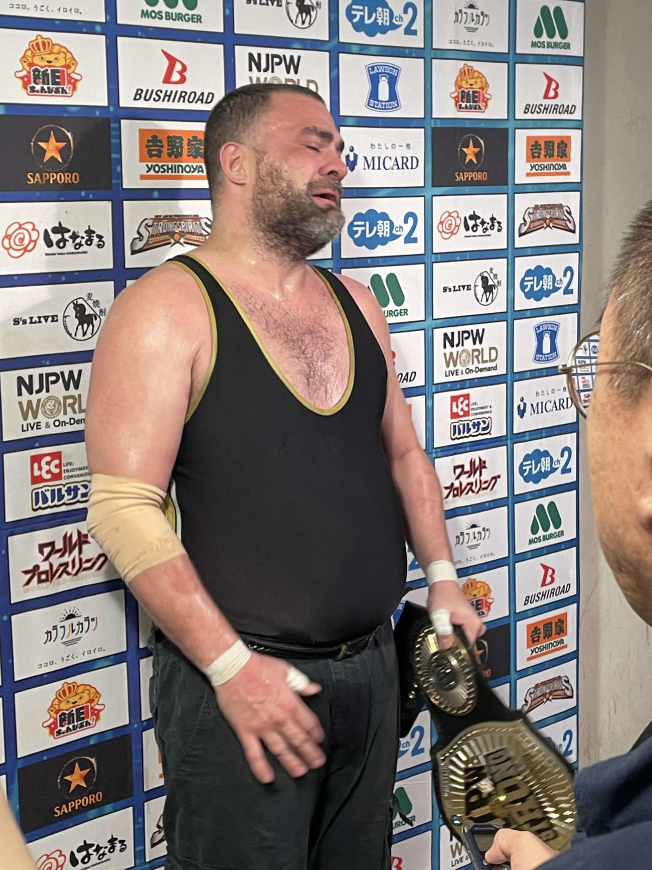 STRONG無差別級選手権で勝利し、涙ながらにベルトを手にするエディ・キングストン