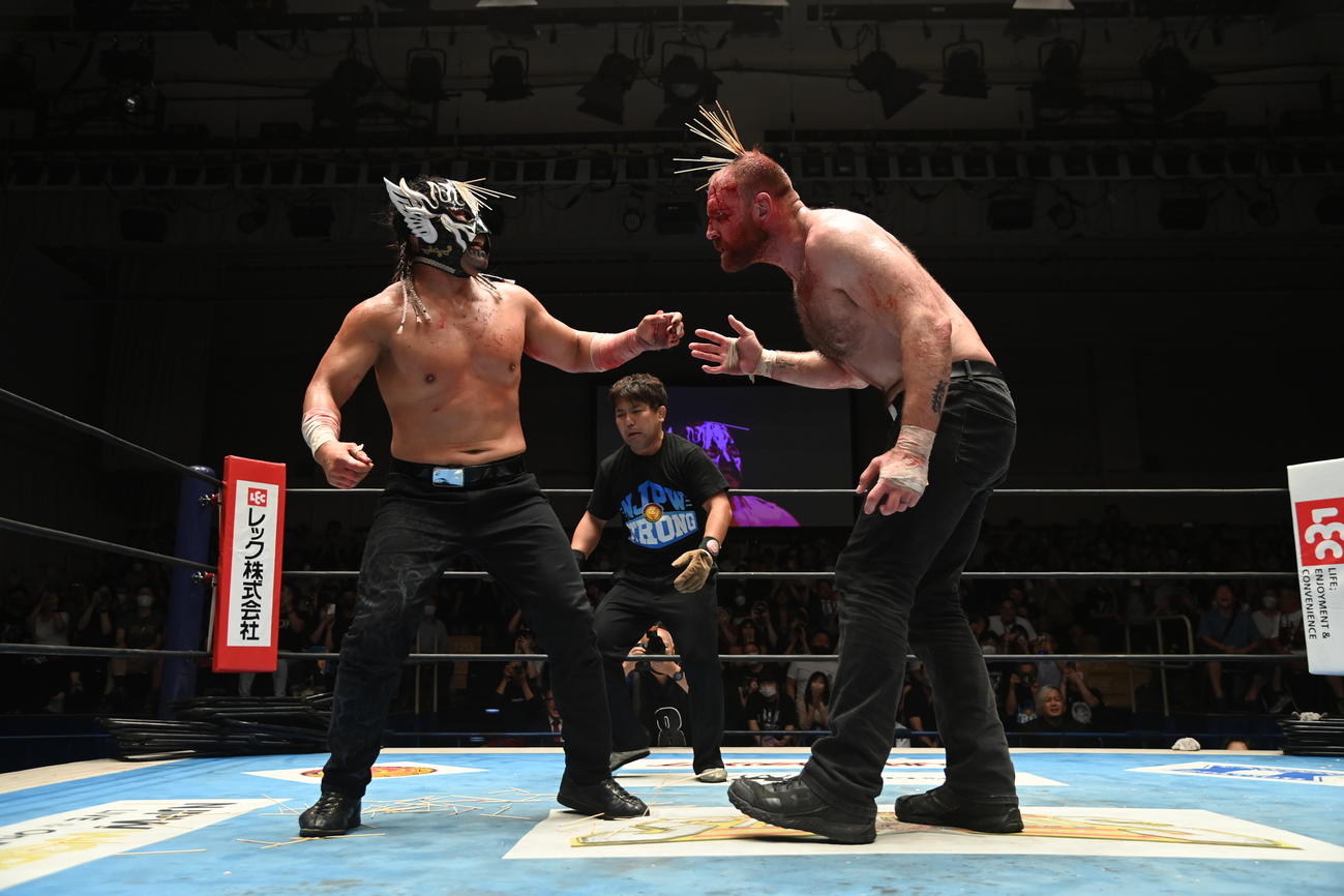 エル・デスペラードに竹串を頭にぶっ刺されるジョン・モクスリー（新日本プロレス提供）