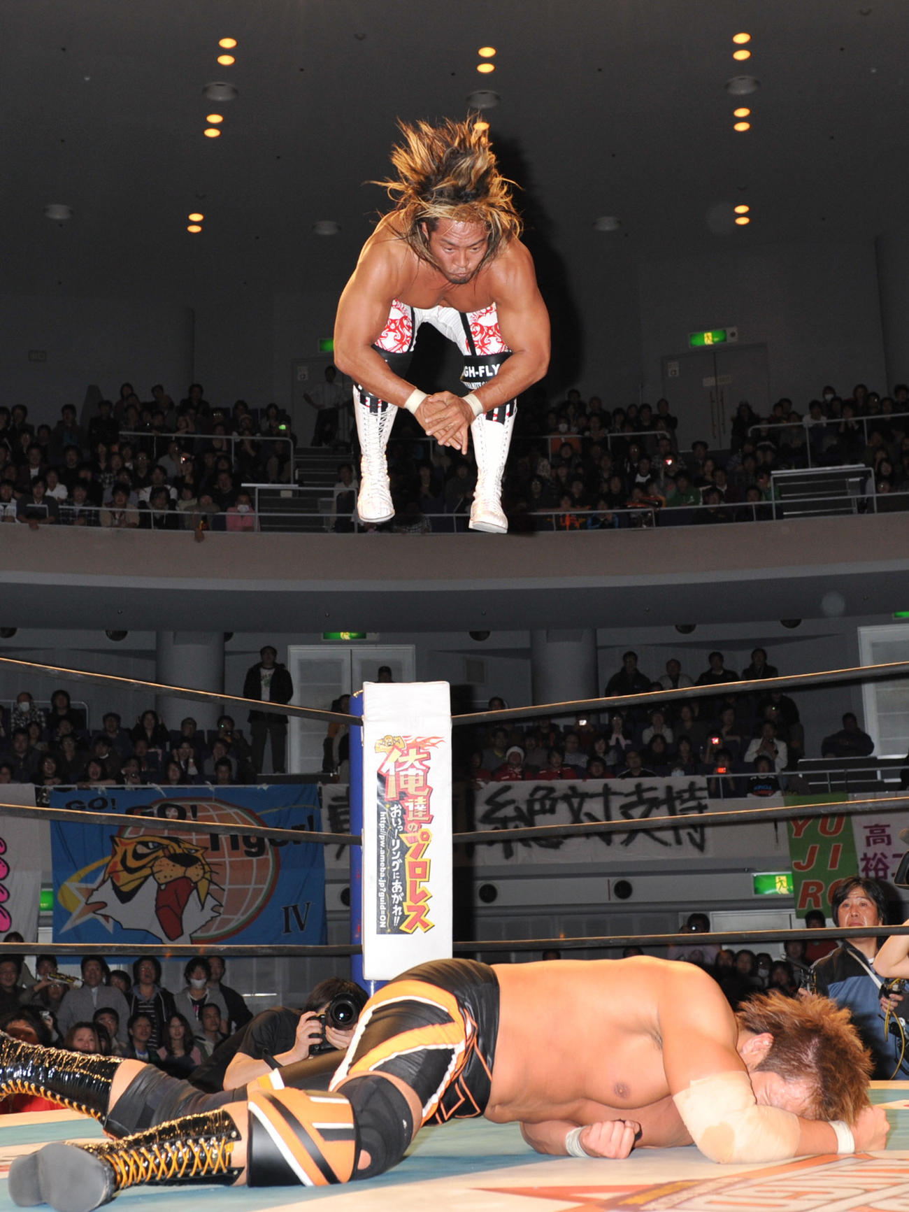 11年2月、IWGPヘビー級の防衛戦で小島聡にハイフライフローを放つ棚橋弘至