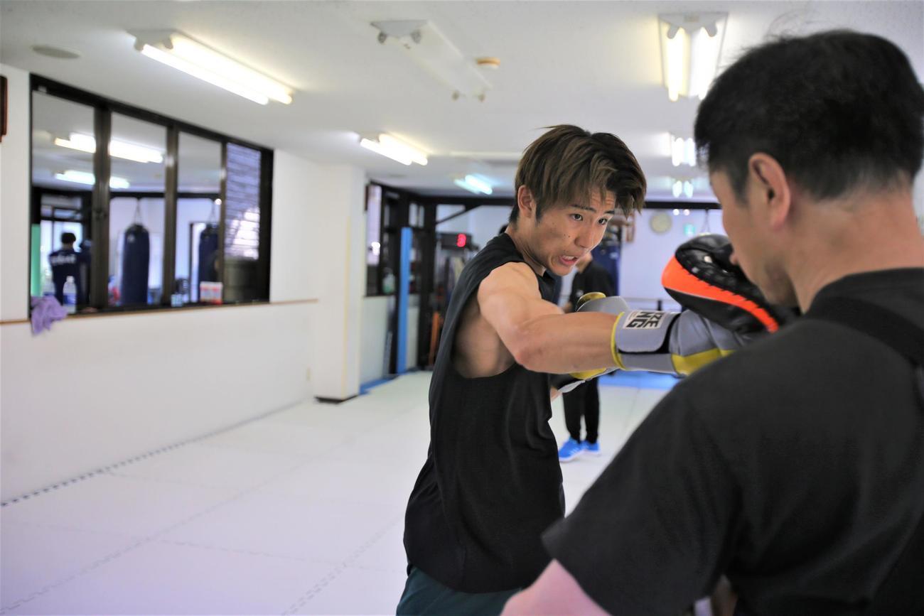 プロ2戦目を目前に控え、ミット打ちで追い込む上野（撮影・中島洋尚）